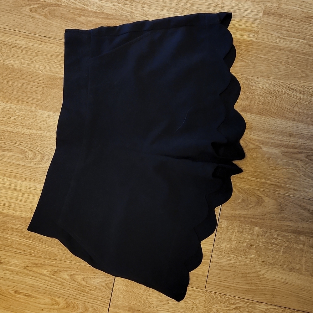 Black pull on scalloped hem shorts sz small